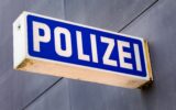Dramatischer Fahrzeugbrand: 36-Jähriger schläft in einem VW Sharan und wird plötzlich von Flammen überrascht – Mann schlägt Autoscheibe ein, um sich zu retten – Minuten später brennt auch ein Spielhäuschen im Volksgarten