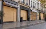 Aus Angst vor Krawallen und Plünderungen bei Gen-Z-Protesten: Geschäfte verbarrikadieren bundesweit ihre Schaufenster mit Holzplatten