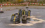 Illegale Entsorgung von Altöl-Fässern sorgt für Gefahrguteinsatz: Feuerwehr entdeckt mehrere 20-Liter-Behälter auf einem Parkplatz am Odentaler Weg – Öl-Wasser-Gemisch bereits ausgelaufen