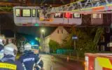 Stromausfall stoppt Wuppertaler Schwebebahn während der Fahrt: 24 Menschen sitzen nachts in der Bahn fest – Feuerwehr muss Passagiere über eine Drehleiter retten