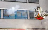 Dichter Rauch, Hilferufe aus den Fenstern und Menschenrettung über Drehleiter: 140 Einsatzkräfte trainieren bei spektakulärer Großübung in Solingen den Ernstfall