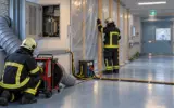 Während laufender Operation im Wuppertaler Helios Klinikum: Ausgerechnet im sterilen OP-Bereich brennt ein elektrisches Bauteil durch – mit Speziallüftern und provisorischer Trennwand wird die Ausbreitung des Brandgeruchs verhindert