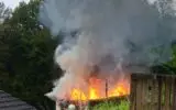 Gartenlaube in Solingen vollständig niedergebrannt: Polizei nimmt zwei Tatverdächtige fest – Verdacht auf vorsätzliche Brandstiftung nach Feuer in Kleingartenanlage