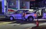 Drei beschädigte Autos und zwei Verletzte: 33-jähriger Golf-Fahrer nimmt VW Polo an der Schützenstraße die Vorfahrt – beim Ausweichen kracht der Wagen in ein geparktes Auto