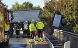 Lkw durchbricht Leitplanke auf Wuppertaler Überflieger: Fahrerkabine hängt rund 15 Meter über dem Abgrund – Feuerwehr rettet Fahrer mit Leiter